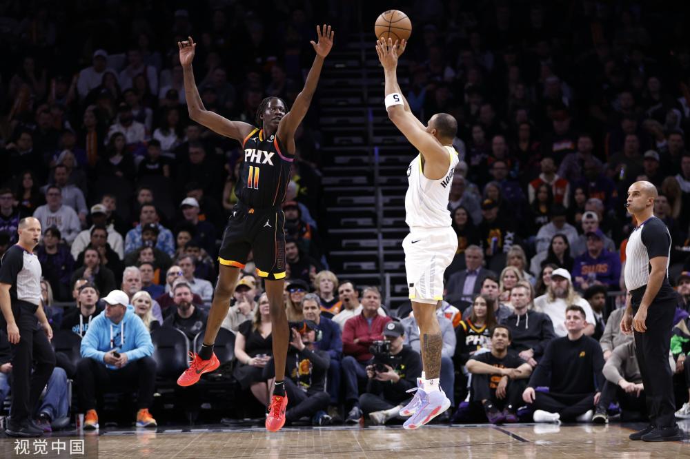 但哪有人能平替呢？西媒：巴萨内部考虑替换莱万，甚至赛季末解约.